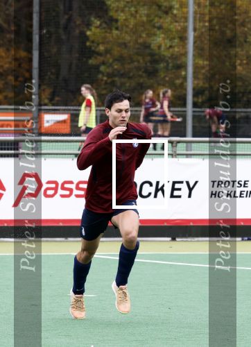 Den Haag 2 november 2025
Rob Jetten gaat bij de hockeywedstrijd klein Zwitserland- Bloemendaal kijken . 
Partner Nicolas Keenan doet alleen tijdens de warming up mee ivm een blessure . 
Daarna kikjken ze samen in de regen onder een paraplu naar de wedstrijd.