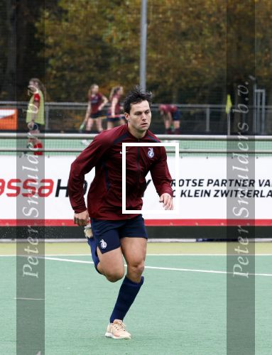 Den Haag 2 november 2025
Rob Jetten gaat bij de hockeywedstrijd klein Zwitserland- Bloemendaal kijken . 
Partner Nicolas Keenan doet alleen tijdens de warming up mee ivm een blessure . 
Daarna kikjken ze samen in de regen onder een paraplu naar de wedstrijd.
