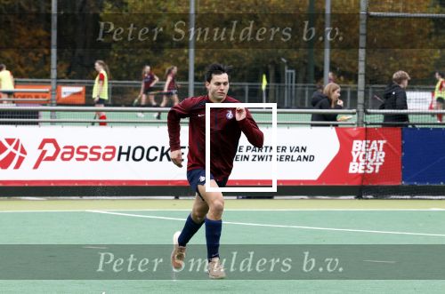 Den Haag 2 november 2025
Rob Jetten gaat bij de hockeywedstrijd klein Zwitserland- Bloemendaal kijken . 
Partner Nicolas Keenan doet alleen tijdens de warming up mee ivm een blessure . 
Daarna kikjken ze samen in de regen onder een paraplu naar de wedstrijd.