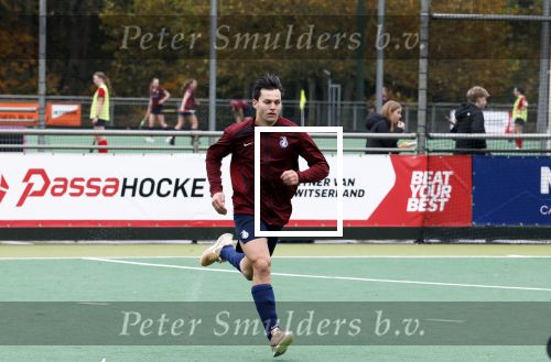 Den Haag 2 november 2025
Rob Jetten gaat bij de hockeywedstrijd klein Zwitserland- Bloemendaal kijken . 
Partner Nicolas Keenan doet alleen tijdens de warming up mee ivm een blessure . 
Daarna kikjken ze samen in de regen onder een paraplu naar de wedstrijd.