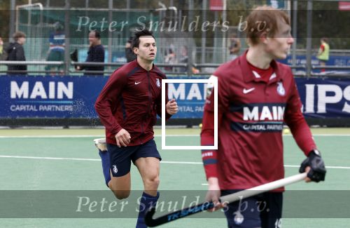Den Haag 2 november 2025
Rob Jetten gaat bij de hockeywedstrijd klein Zwitserland- Bloemendaal kijken . 
Partner Nicolas Keenan doet alleen tijdens de warming up mee ivm een blessure . 
Daarna kikjken ze samen in de regen onder een paraplu naar de wedstrijd.
