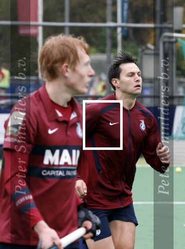 Den Haag 2 november 2025
Rob Jetten gaat bij de hockeywedstrijd klein Zwitserland- Bloemendaal kijken . 
Partner Nicolas Keenan doet alleen tijdens de warming up mee ivm een blessure . 
Daarna kikjken ze samen in de regen onder een paraplu naar de wedstrijd.