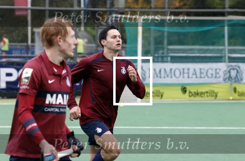 Den Haag 2 november 2025
Rob Jetten gaat bij de hockeywedstrijd klein Zwitserland- Bloemendaal kijken . 
Partner Nicolas Keenan doet alleen tijdens de warming up mee ivm een blessure . 
Daarna kikjken ze samen in de regen onder een paraplu naar de wedstrijd.