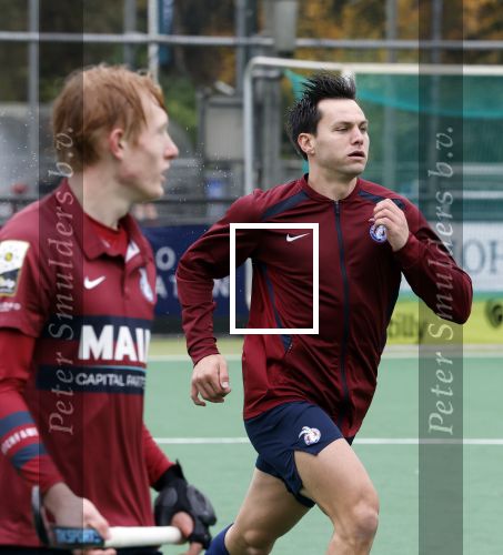 Den Haag 2 november 2025
Rob Jetten gaat bij de hockeywedstrijd klein Zwitserland- Bloemendaal kijken . 
Partner Nicolas Keenan doet alleen tijdens de warming up mee ivm een blessure . 
Daarna kikjken ze samen in de regen onder een paraplu naar de wedstrijd.