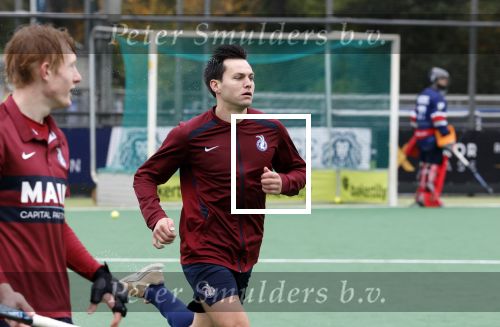 Den Haag 2 november 2025
Rob Jetten gaat bij de hockeywedstrijd klein Zwitserland- Bloemendaal kijken . 
Partner Nicolas Keenan doet alleen tijdens de warming up mee ivm een blessure . 
Daarna kikjken ze samen in de regen onder een paraplu naar de wedstrijd.