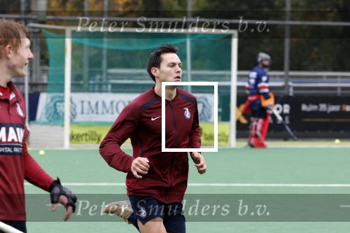 Den Haag 2 november 2025
Rob Jetten gaat bij de hockeywedstrijd klein Zwitserland- Bloemendaal kijken . 
Partner Nicolas Keenan doet alleen tijdens de warming up mee ivm een blessure . 
Daarna kikjken ze samen in de regen onder een paraplu naar de wedstrijd.