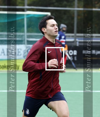 Den Haag 2 november 2025
Rob Jetten gaat bij de hockeywedstrijd klein Zwitserland- Bloemendaal kijken . 
Partner Nicolas Keenan doet alleen tijdens de warming up mee ivm een blessure . 
Daarna kikjken ze samen in de regen onder een paraplu naar de wedstrijd.