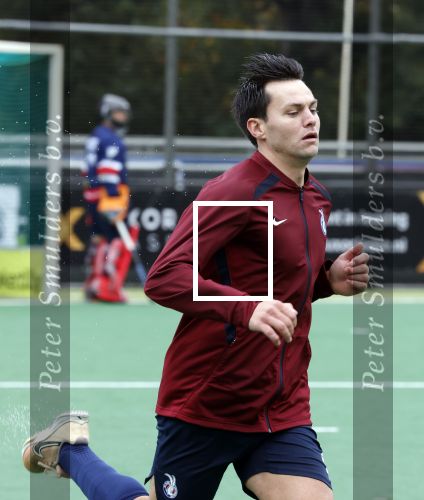 Den Haag 2 november 2025
Rob Jetten gaat bij de hockeywedstrijd klein Zwitserland- Bloemendaal kijken . 
Partner Nicolas Keenan doet alleen tijdens de warming up mee ivm een blessure . 
Daarna kikjken ze samen in de regen onder een paraplu naar de wedstrijd.