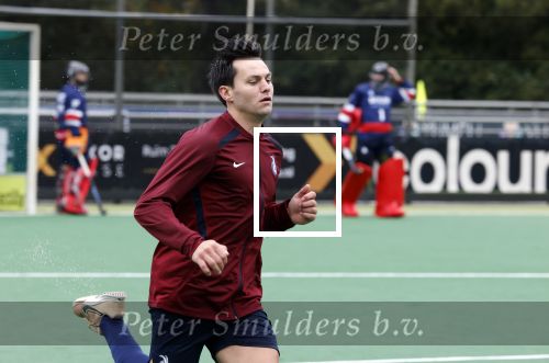 Den Haag 2 november 2025
Rob Jetten gaat bij de hockeywedstrijd klein Zwitserland- Bloemendaal kijken . 
Partner Nicolas Keenan doet alleen tijdens de warming up mee ivm een blessure . 
Daarna kikjken ze samen in de regen onder een paraplu naar de wedstrijd.