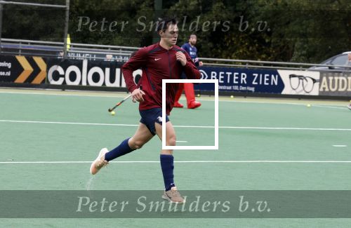 Den Haag 2 november 2025
Rob Jetten gaat bij de hockeywedstrijd klein Zwitserland- Bloemendaal kijken . 
Partner Nicolas Keenan doet alleen tijdens de warming up mee ivm een blessure . 
Daarna kikjken ze samen in de regen onder een paraplu naar de wedstrijd.