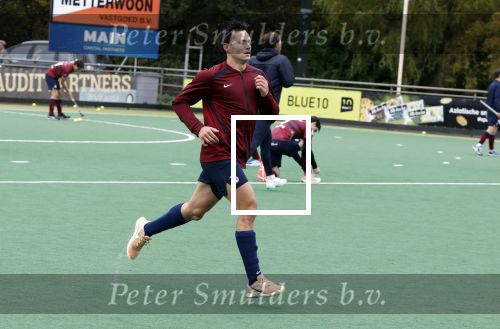 Den Haag 2 november 2025
Rob Jetten gaat bij de hockeywedstrijd klein Zwitserland- Bloemendaal kijken . 
Partner Nicolas Keenan doet alleen tijdens de warming up mee ivm een blessure . 
Daarna kikjken ze samen in de regen onder een paraplu naar de wedstrijd.