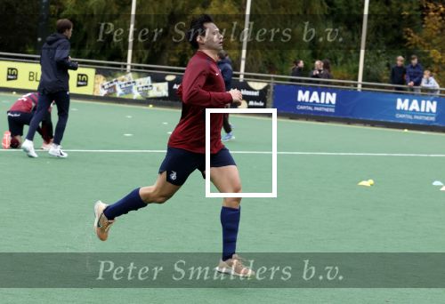 Den Haag 2 november 2025
Rob Jetten gaat bij de hockeywedstrijd klein Zwitserland- Bloemendaal kijken . 
Partner Nicolas Keenan doet alleen tijdens de warming up mee ivm een blessure . 
Daarna kikjken ze samen in de regen onder een paraplu naar de wedstrijd.