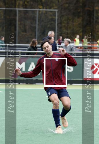 Den Haag 2 november 2025
Rob Jetten gaat bij de hockeywedstrijd klein Zwitserland- Bloemendaal kijken . 
Partner Nicolas Keenan doet alleen tijdens de warming up mee ivm een blessure . 
Daarna kikjken ze samen in de regen onder een paraplu naar de wedstrijd.