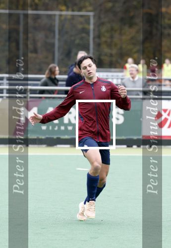 Den Haag 2 november 2025
Rob Jetten gaat bij de hockeywedstrijd klein Zwitserland- Bloemendaal kijken . 
Partner Nicolas Keenan doet alleen tijdens de warming up mee ivm een blessure . 
Daarna kikjken ze samen in de regen onder een paraplu naar de wedstrijd.