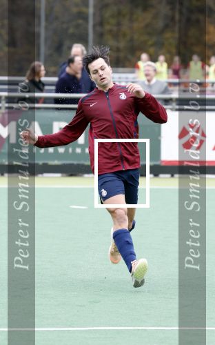 Den Haag 2 november 2025
Rob Jetten gaat bij de hockeywedstrijd klein Zwitserland- Bloemendaal kijken . 
Partner Nicolas Keenan doet alleen tijdens de warming up mee ivm een blessure . 
Daarna kikjken ze samen in de regen onder een paraplu naar de wedstrijd.