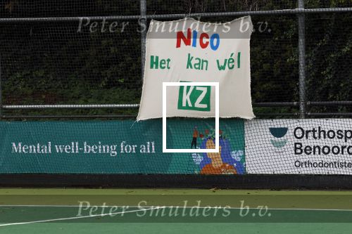 Den Haag 2 november 2025
Rob Jetten gaat bij de hockeywedstrijd klein Zwitserland- Bloemendaal kijken . 
Partner Nicolas Keenan doet alleen tijdens de warming up mee ivm een blessure . 
Daarna kikjken ze samen in de regen onder een paraplu naar de wedstrijd.