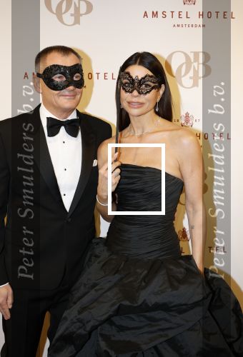 Amsterdam 26 november 2025
Olcay Gulsen geeft een groot feest ( Gemaskerd bal) in het Amstel Hotel. Olcay Gulsen en partner Eelko v Kooten