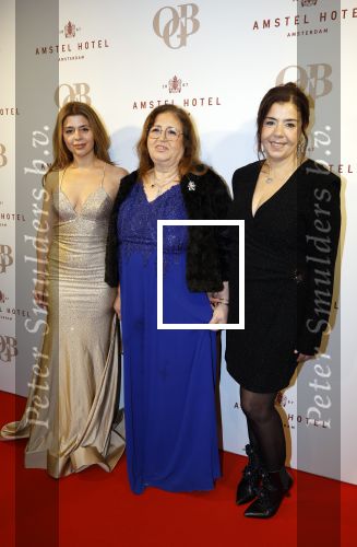 Amsterdam 26 november 2025
Olcay Gulsen geeft een groot feest ( Gemaskerd bal) in het Amstel Hotel. Olcay Gulsen moeder met 2 zussen