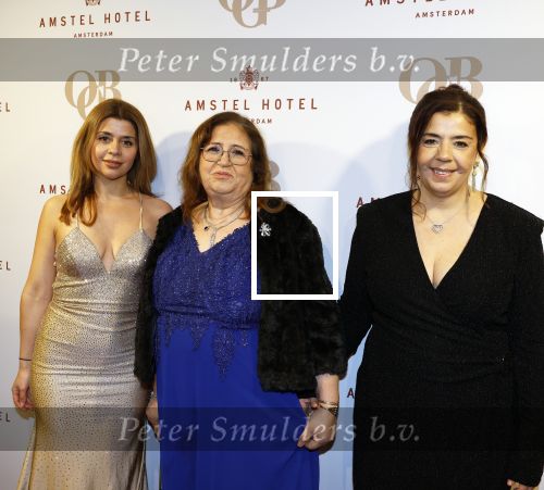 Amsterdam 26 november 2025
Olcay Gulsen geeft een groot feest ( Gemaskerd bal) in het Amstel Hotel. Olcay Gulsen moeder met 2 zussen