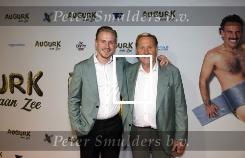 Amsterdam 4 november 2025
Premiere Augurk aan zee in Tuschinski met de cast die bestaat uit oa Monic Hendrickx Martin v Waardenberg Olga Zuiderhoek Jelka v Houten Frank Lammers Peter v d Begin en Tibor Lukacs. Robert v Hemert heeft de titelsong geschreven . Oos Kesbeke met zijn zoon Silvian Kesbeke