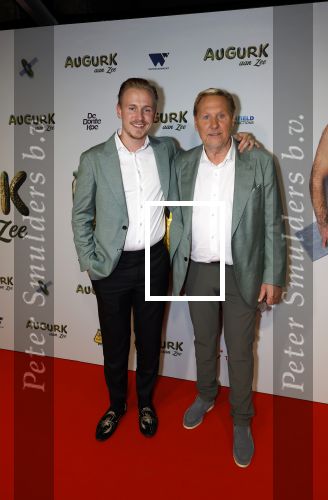 Amsterdam 4 november 2025
Premiere Augurk aan zee in Tuschinski met de cast die bestaat uit oa Monic Hendrickx Martin v Waardenberg Olga Zuiderhoek Jelka v Houten Frank Lammers Peter v d Begin en Tibor Lukacs. Robert v Hemert heeft de titelsong geschreven . Oos Kesbeke met zijn zoon Silvian Kesbeke