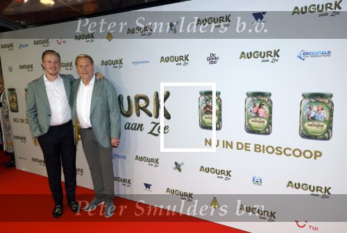 Amsterdam 4 november 2025
Premiere Augurk aan zee in Tuschinski met de cast die bestaat uit oa Monic Hendrickx Martin v Waardenberg Olga Zuiderhoek Jelka v Houten Frank Lammers Peter v d Begin en Tibor Lukacs. Robert v Hemert heeft de titelsong geschreven . Oos Kesbeke met zijn zoon Silvian Kesbeke