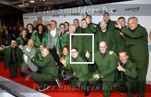 Amsterdam 4 november 2025
Premiere Augurk aan zee in Tuschinski met de cast die bestaat uit oa Monic Hendrickx Martin v Waardenberg Olga Zuiderhoek Jelka v Houten Frank Lammers Peter v d Begin en Tibor Lukacs. Robert v Hemert heeft de titelsong geschreven . Oos Kesbeke met zijn zoon Silvian Kesbeke met personeel