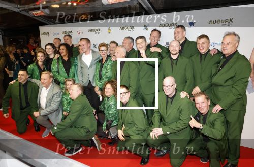 Amsterdam 4 november 2025
Premiere Augurk aan zee in Tuschinski met de cast die bestaat uit oa Monic Hendrickx Martin v Waardenberg Olga Zuiderhoek Jelka v Houten Frank Lammers Peter v d Begin en Tibor Lukacs. Robert v Hemert heeft de titelsong geschreven . Oos Kesbeke met zijn zoon Silvian Kesbeke met personeel