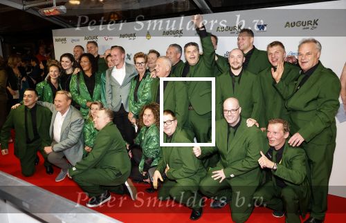 Amsterdam 4 november 2025
Premiere Augurk aan zee in Tuschinski met de cast die bestaat uit oa Monic Hendrickx Martin v Waardenberg Olga Zuiderhoek Jelka v Houten Frank Lammers Peter v d Begin en Tibor Lukacs. Robert v Hemert heeft de titelsong geschreven . Oos Kesbeke met zijn zoon Silvian Kesbeke met personeel