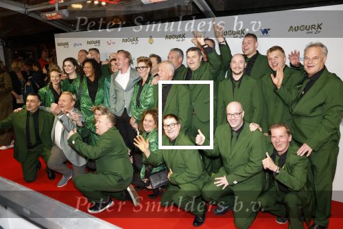 Amsterdam 4 november 2025
Premiere Augurk aan zee in Tuschinski met de cast die bestaat uit oa Monic Hendrickx Martin v Waardenberg Olga Zuiderhoek Jelka v Houten Frank Lammers Peter v d Begin en Tibor Lukacs. Robert v Hemert heeft de titelsong geschreven . Oos Kesbeke met zijn zoon Silvian Kesbeke met personeel