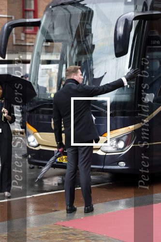 Den Haag 20 november 2025
 Prinses Amalia en haar vader Koning Willem Alexander bij de Grote Kerk, na de Bijzondere Verenigde Vergadering van de Eerste en Tweede Kamer, ter gelegenheid van de tachtigste verjaardag dat het parlement na de Tweede Wereldoorlog voor het eerst weer in gezamenlijkheid bijeenkwam. Eerste Kamervoorzitter Mei Li Vos Tweede Kamervoorzitter Thom van Campenvingen ze op .