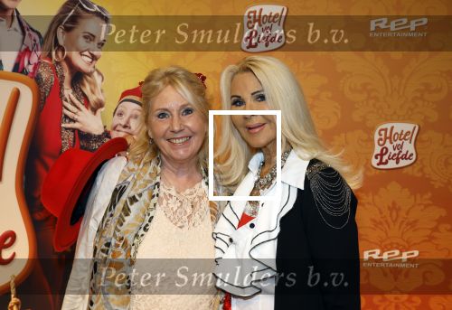 Amstelveen 176 november 2025
Premiere Hotel vol liefde in de schouwburg van Amstelveen . Petra Mast met vriendin Marianne de Vries