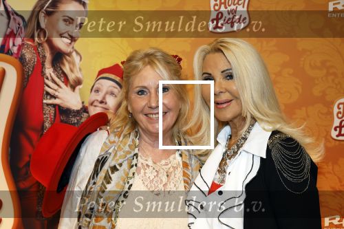 Amstelveen 176 november 2025
Premiere Hotel vol liefde in de schouwburg van Amstelveen . Petra Mast met vriendin Marianne de Vries