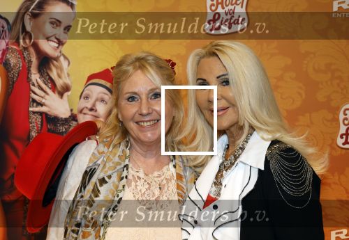 Amstelveen 176 november 2025
Premiere Hotel vol liefde in de schouwburg van Amstelveen . Petra Mast met vriendin Marianne de Vries