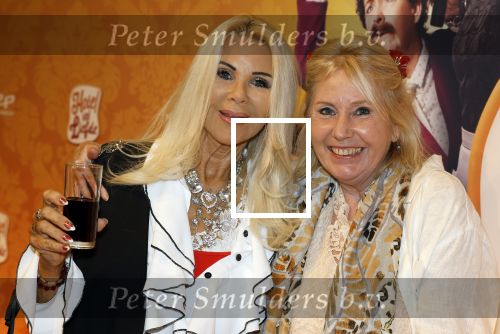 Amstelveen 176 november 2025
Premiere Hotel vol liefde in de schouwburg van Amstelveen . Petra Mast met vriendin Marianne de Vries