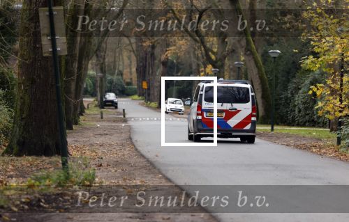 Huizen 29 mei 2025
Politie rijdt door de straat waar het huis van Linda de Mol staat.