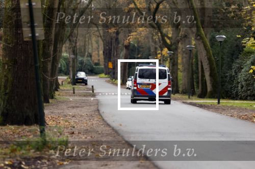 Huizen 29 mei 2025
Politie rijdt door de straat waar het huis van Linda de Mol staat.