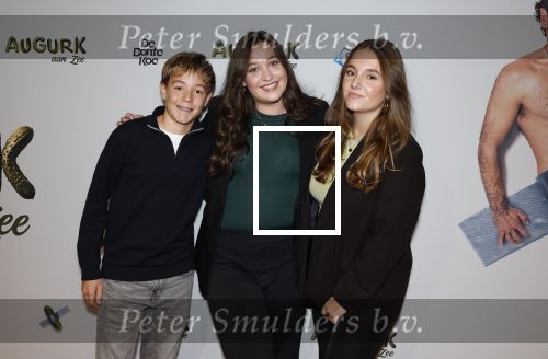 Amsterdam 4 november 2025
Premiere Augurk aan zee in Tuschinski met de cast die bestaat uit oa Monic Hendrickx Martin v Waardenberg Olga Zuiderhoek Jelka v Houten Frank Lammers Peter v d Begin en Tibor Lukacs. Robert v Hemert heeft de titelsong geschreven .