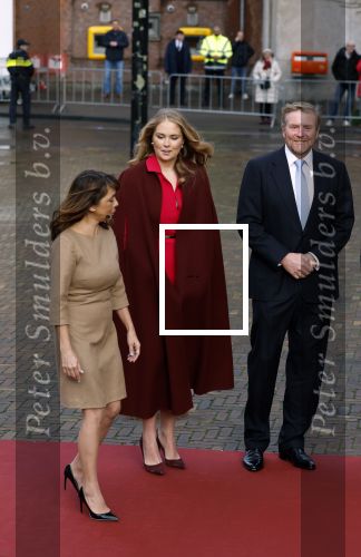 Den Haag 20 november 2025
 Prinses Amalia en haar vader Koning Willem Alexander bij de Grote Kerk, na de Bijzondere Verenigde Vergadering van de Eerste en Tweede Kamer, ter gelegenheid van de tachtigste verjaardag dat het parlement na de Tweede Wereldoorlog voor het eerst weer in gezamenlijkheid bijeenkwam. Eerste Kamervoorzitter Mei Li Vos Tweede Kamervoorzitter Thom van Campenvingen ze op .