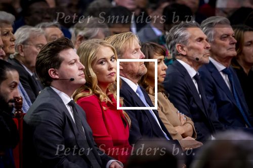 Den Haag 20 november 2025
 Prinses Amalia en haar vader Koning Willem Alexander bij de Grote Kerk, na de Bijzondere Verenigde Vergadering van de Eerste en Tweede Kamer, ter gelegenheid van de tachtigste verjaardag dat het parlement na de Tweede Wereldoorlog voor het eerst weer in gezamenlijkheid bijeenkwam. Eerste Kamervoorzitter Mei Li Vos Tweede Kamervoorzitter Thom van Campenvingen ze op .