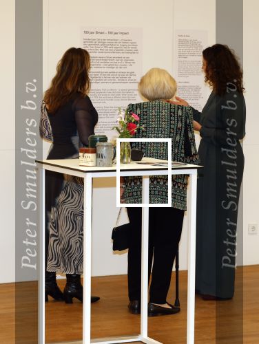 Amsterdam 13 november 2025
Prinses Beatrix en Sacha de Boer bij de opening van een fototentoonstelling ter gelegenheid van het honderdjarig bestaan van ontwikkelingsorganisatie Simavi in het Rijksmuseum in Amsterdam
