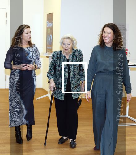 Amsterdam 13 november 2025
Prinses Beatrix en Sacha de Boer bij de opening van een fototentoonstelling ter gelegenheid van het honderdjarig bestaan van ontwikkelingsorganisatie Simavi in het Rijksmuseum in Amsterdam