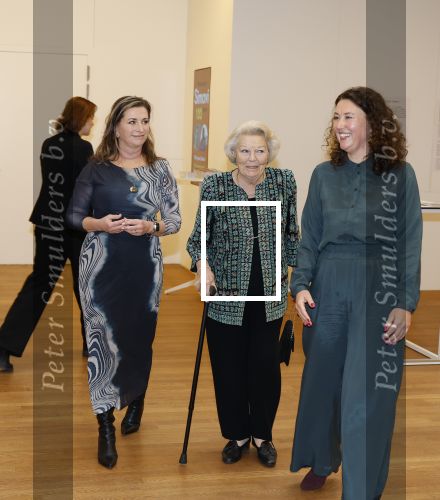 Amsterdam 13 november 2025
Prinses Beatrix en Sacha de Boer bij de opening van een fototentoonstelling ter gelegenheid van het honderdjarig bestaan van ontwikkelingsorganisatie Simavi in het Rijksmuseum in Amsterdam
