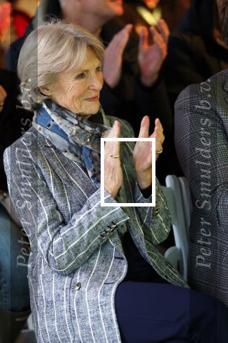 Laren (Gelderland) 19 november 2025
Bijeenkomst van nationale boomplantdag waar prinses Irene uit handen van Albert Verlinde een prijs krijgt omdat zij zich altijd ingezet heeft voor behoud en onderhoud bomen .