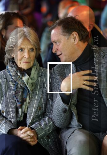 Laren (Gelderland) 19 november 2025
Bijeenkomst van nationale boomplantdag waar prinses Irene uit handen van Albert Verlinde een prijs krijgt omdat zij zich altijd ingezet heeft voor behoud en onderhoud bomen .