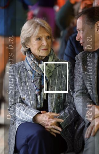 Laren (Gelderland) 19 november 2025
Bijeenkomst van nationale boomplantdag waar prinses Irene uit handen van Albert Verlinde een prijs krijgt omdat zij zich altijd ingezet heeft voor behoud en onderhoud bomen .