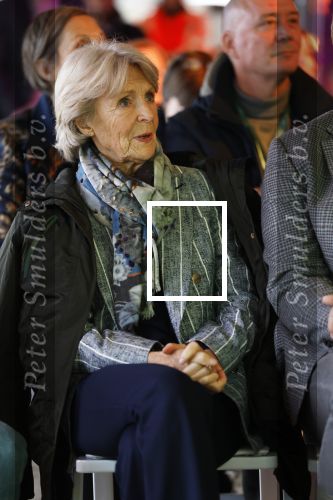 Laren (Gelderland) 19 november 2025
Bijeenkomst van nationale boomplantdag waar prinses Irene uit handen van Albert Verlinde een prijs krijgt omdat zij zich altijd ingezet heeft voor behoud en onderhoud bomen .