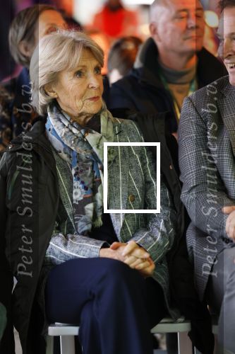 Laren (Gelderland) 19 november 2025
Bijeenkomst van nationale boomplantdag waar prinses Irene uit handen van Albert Verlinde een prijs krijgt omdat zij zich altijd ingezet heeft voor behoud en onderhoud bomen .