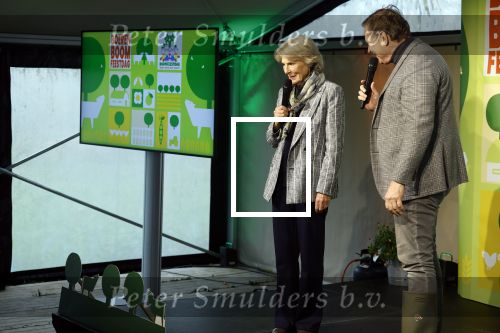 Laren (Gelderland) 19 november 2025
Bijeenkomst van nationale boomplantdag waar prinses Irene uit handen van Albert Verlinde een prijs krijgt omdat zij zich altijd ingezet heeft voor behoud en onderhoud bomen .