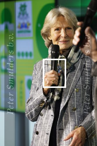 Laren (Gelderland) 19 november 2025
Bijeenkomst van nationale boomplantdag waar prinses Irene uit handen van Albert Verlinde een prijs krijgt omdat zij zich altijd ingezet heeft voor behoud en onderhoud bomen .